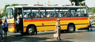ancien bus jaune typique de Malte place de la fontaine des tritons